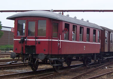 SB B11 bagest i et tog på Banedanmarks spor